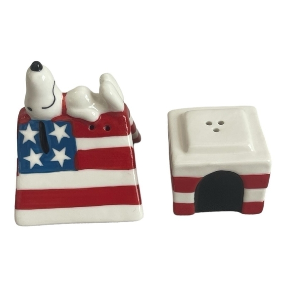 NIB Vintage Peanuts Snoopy Shakers Patriotic Doghouse Salt & Pepper Shaker Set - Picture 7 of 9